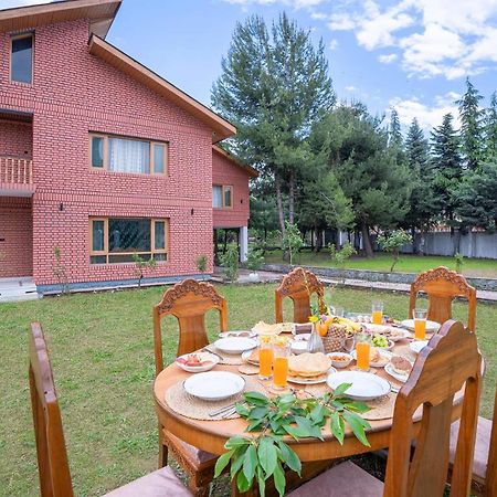 Stayvista At Pinewood Villa - Pet Friendly Villa With Lawn & Pool Table Srīnagar Extérieur photo
