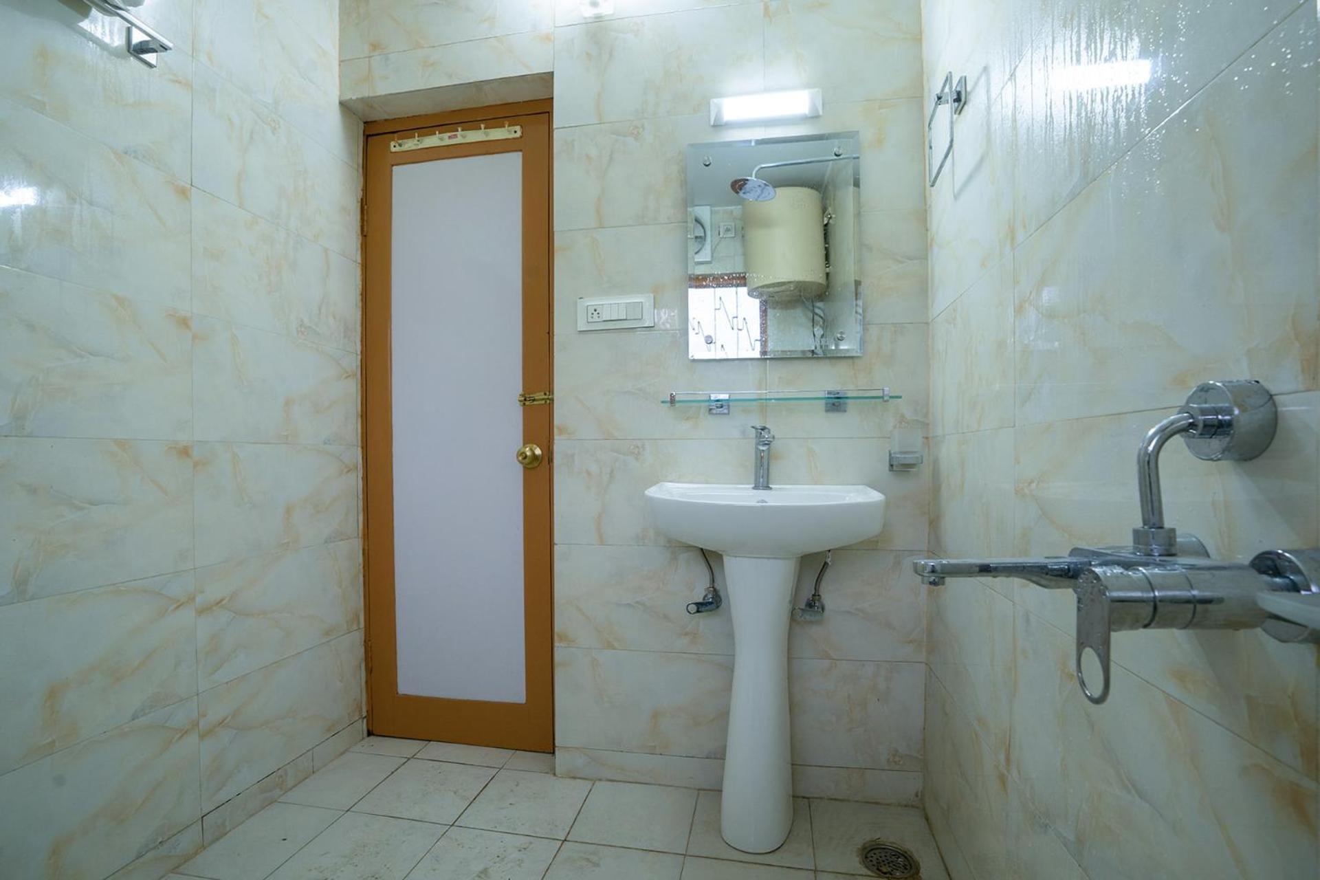 Stayvista At Pinewood Villa - Pet Friendly Villa With Lawn & Pool Table Srīnagar Extérieur photo
