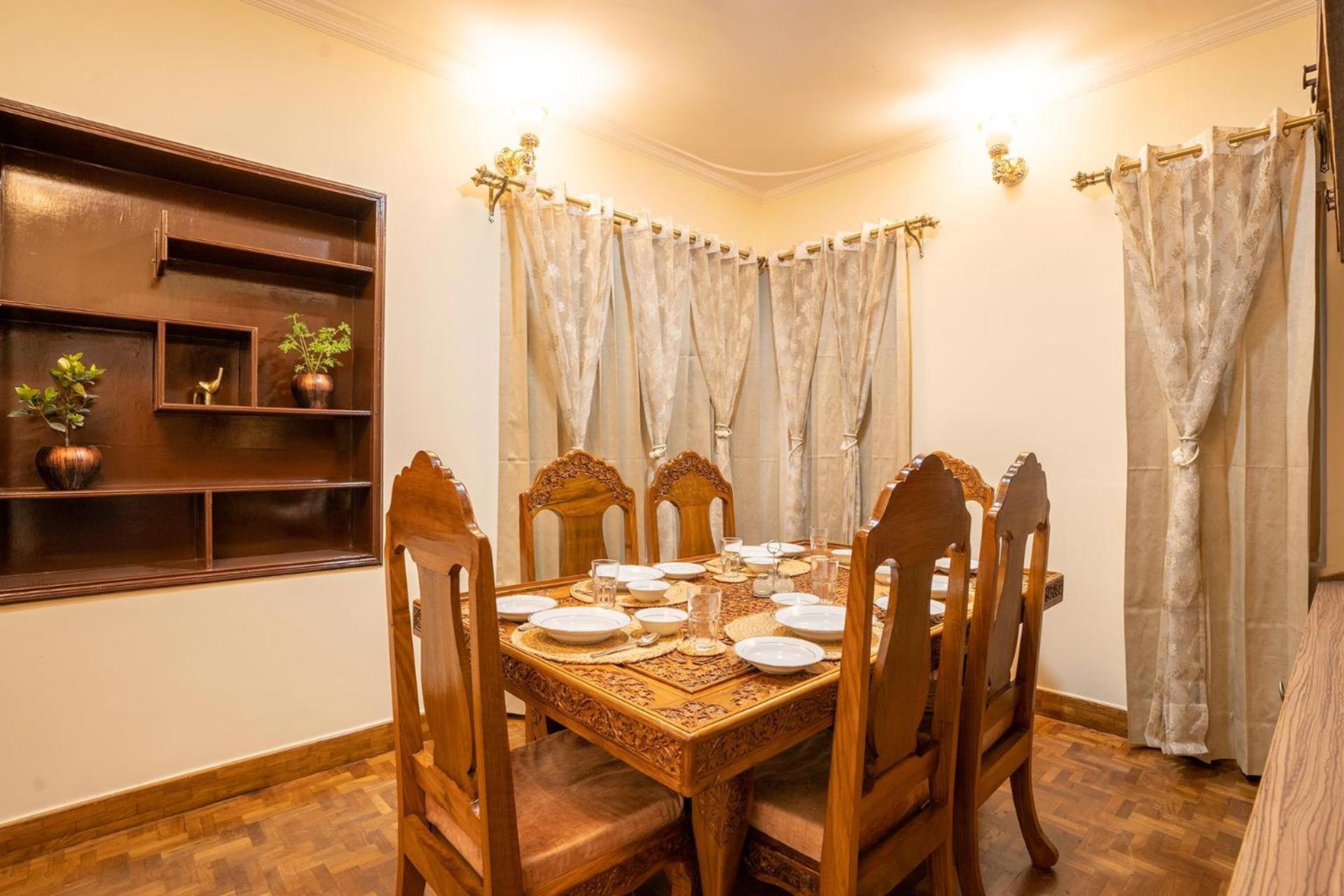 Stayvista At Pinewood Villa - Pet Friendly Villa With Lawn & Pool Table Srīnagar Extérieur photo
