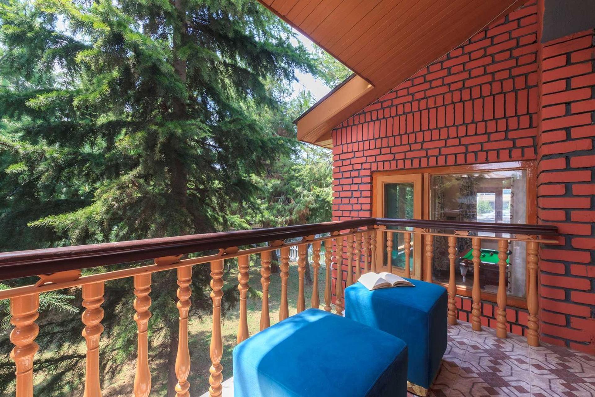 Stayvista At Pinewood Villa - Pet Friendly Villa With Lawn & Pool Table Srīnagar Extérieur photo