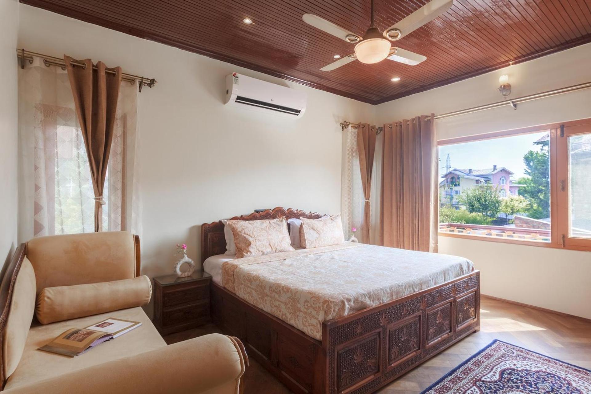 Stayvista At Pinewood Villa - Pet Friendly Villa With Lawn & Pool Table Srīnagar Extérieur photo