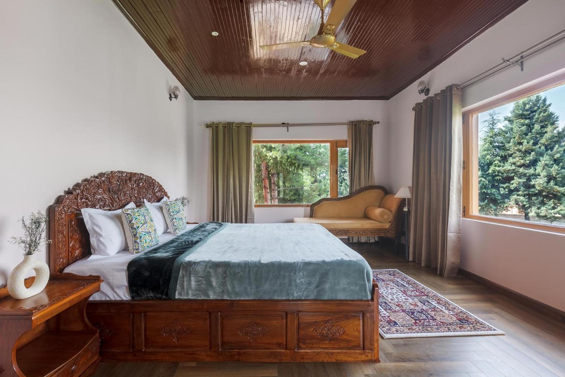 Stayvista At Pinewood Villa - Pet Friendly Villa With Lawn & Pool Table Srīnagar Extérieur photo