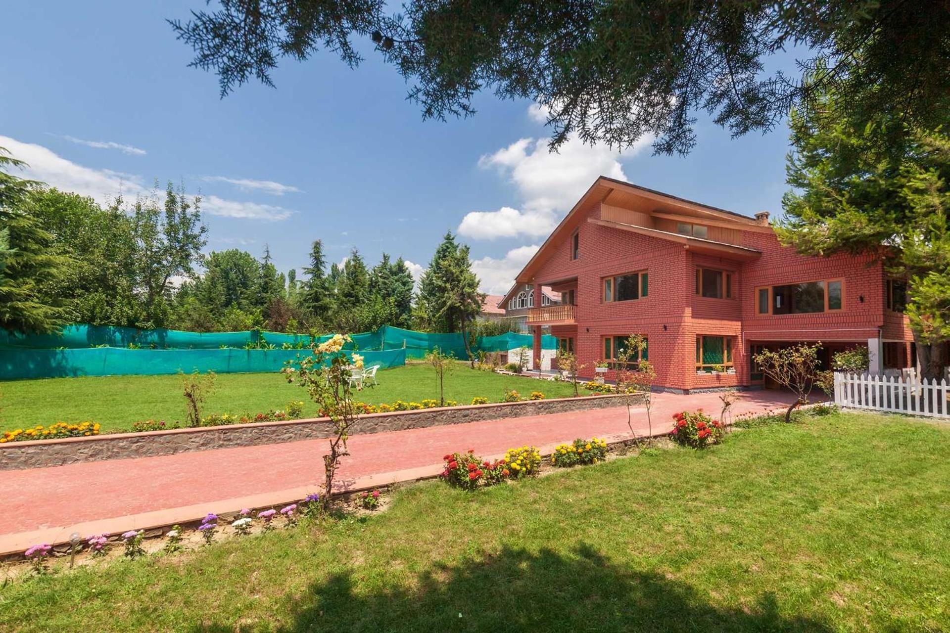 Stayvista At Pinewood Villa - Pet Friendly Villa With Lawn & Pool Table Srīnagar Extérieur photo