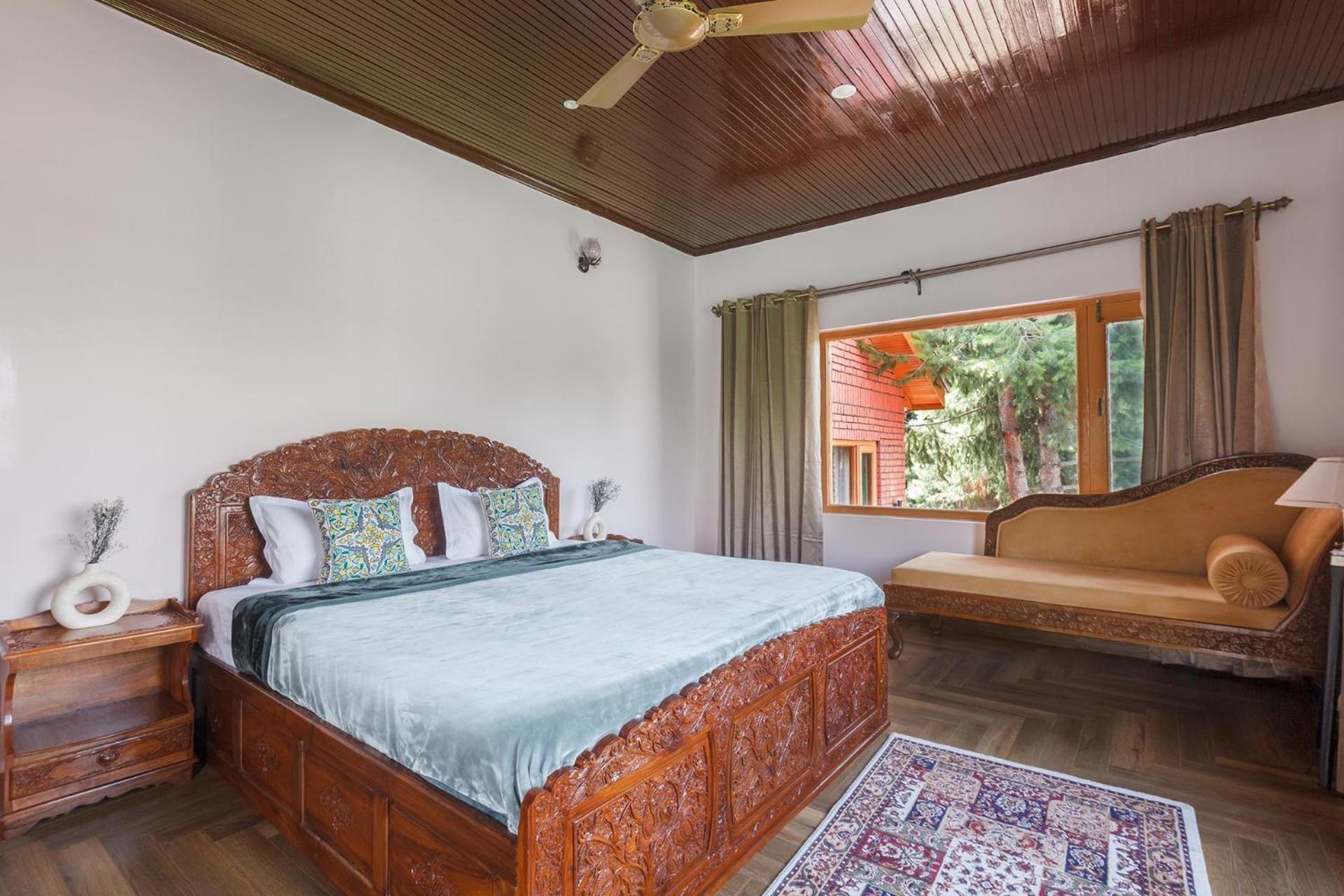 Stayvista At Pinewood Villa - Pet Friendly Villa With Lawn & Pool Table Srīnagar Extérieur photo