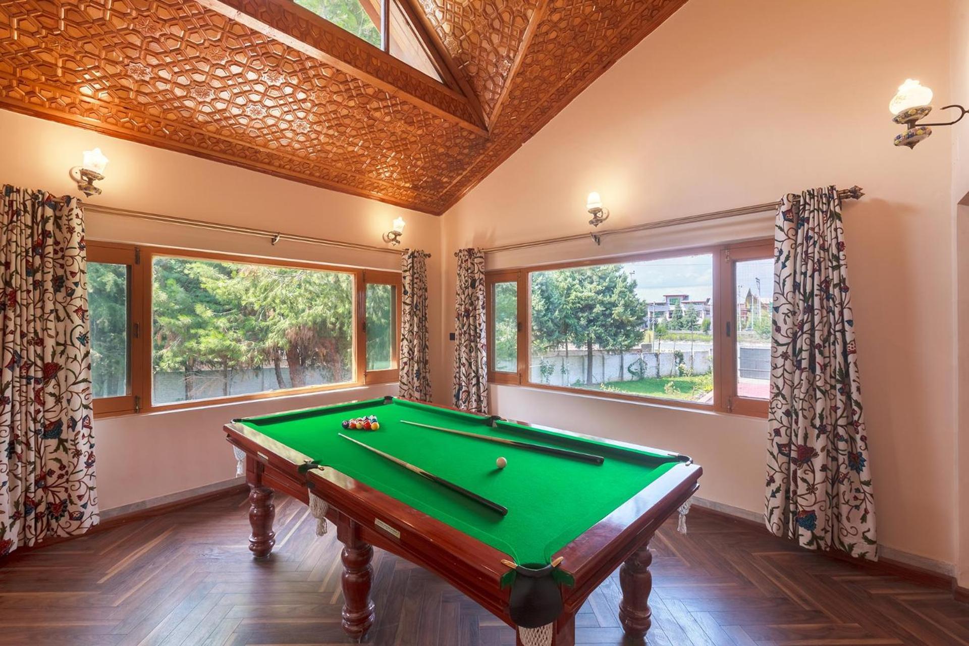 Stayvista At Pinewood Villa - Pet Friendly Villa With Lawn & Pool Table Srīnagar Extérieur photo