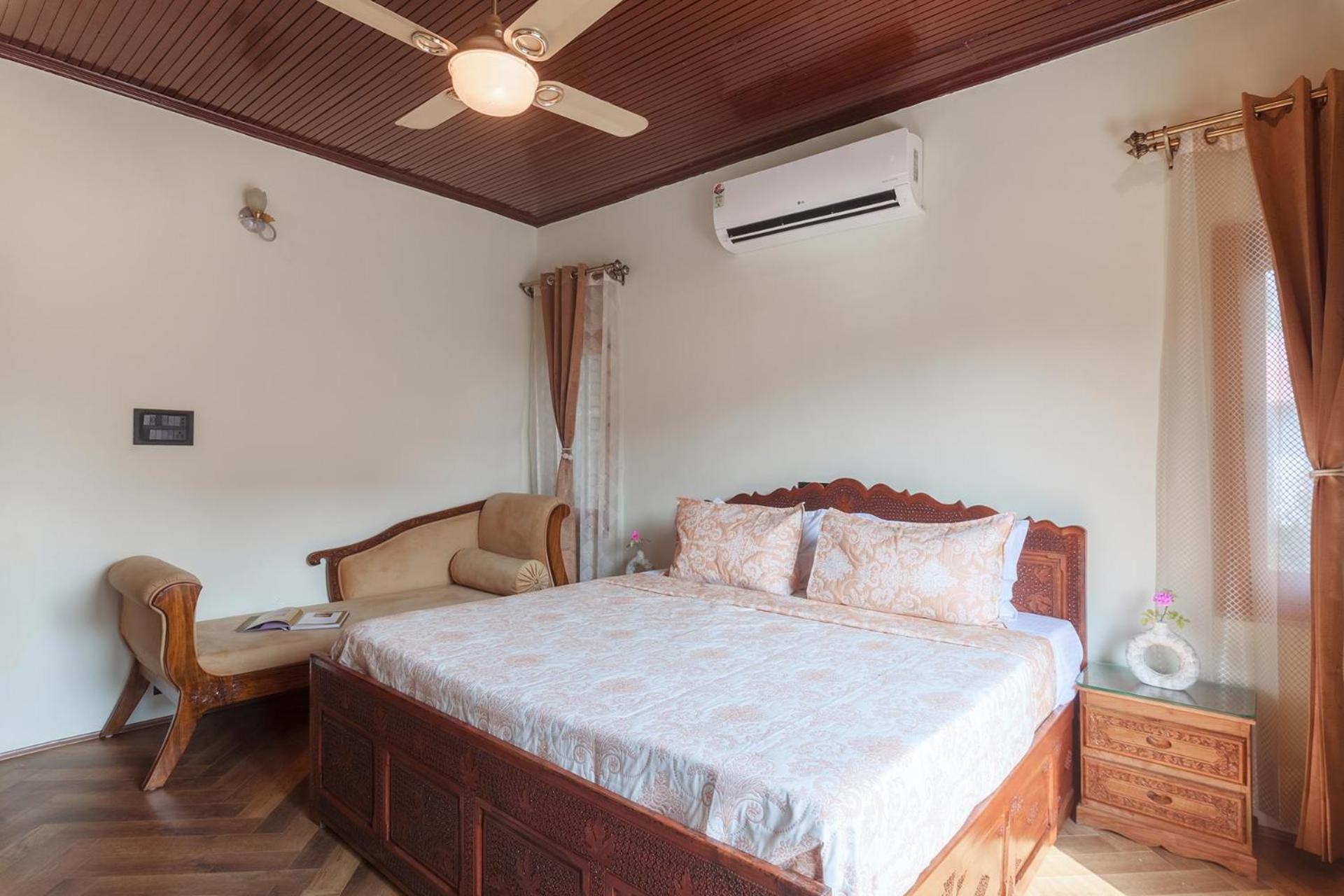 Stayvista At Pinewood Villa - Pet Friendly Villa With Lawn & Pool Table Srīnagar Extérieur photo