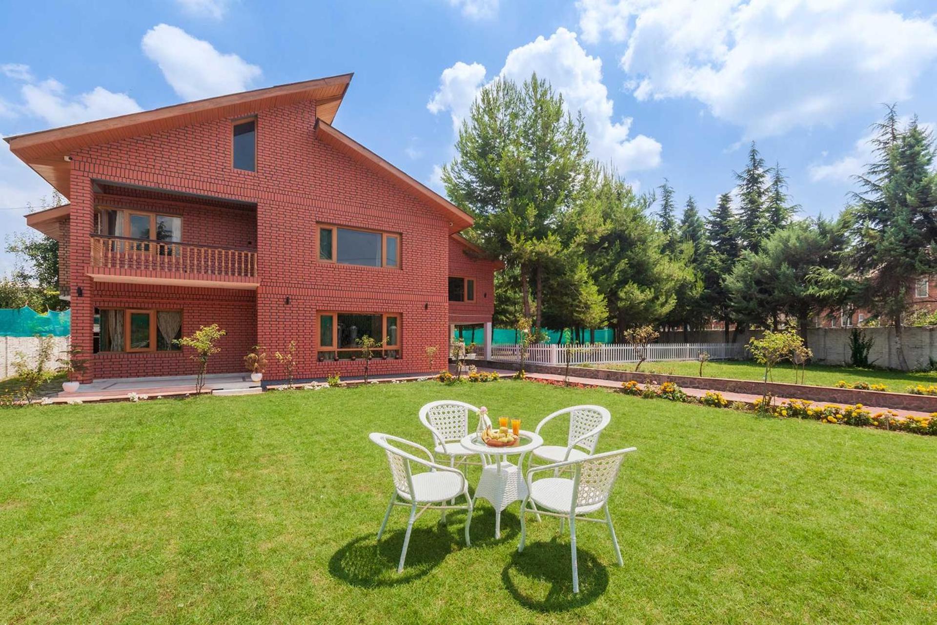 Stayvista At Pinewood Villa - Pet Friendly Villa With Lawn & Pool Table Srīnagar Extérieur photo