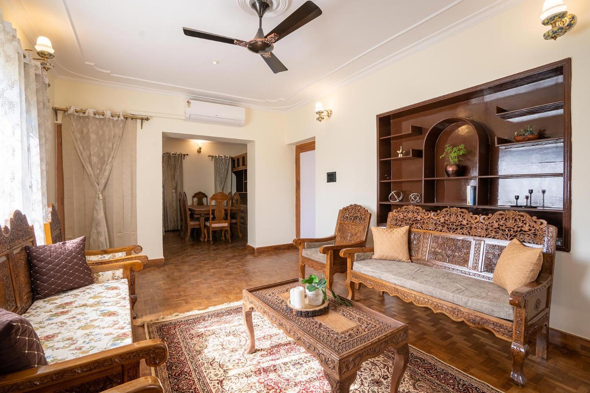 Stayvista At Pinewood Villa - Pet Friendly Villa With Lawn & Pool Table Srīnagar Extérieur photo