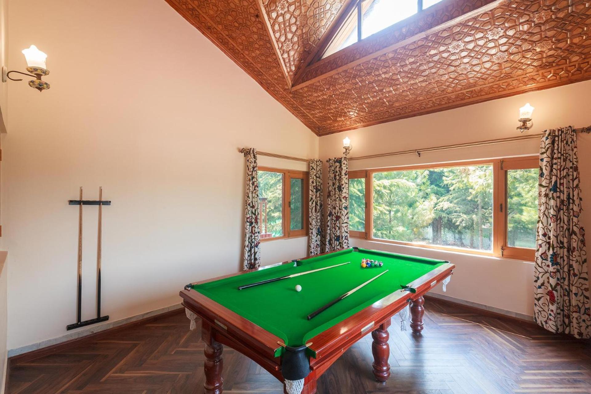 Stayvista At Pinewood Villa - Pet Friendly Villa With Lawn & Pool Table Srīnagar Extérieur photo
