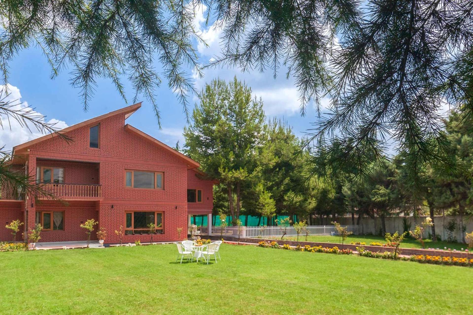 Stayvista At Pinewood Villa - Pet Friendly Villa With Lawn & Pool Table Srīnagar Extérieur photo