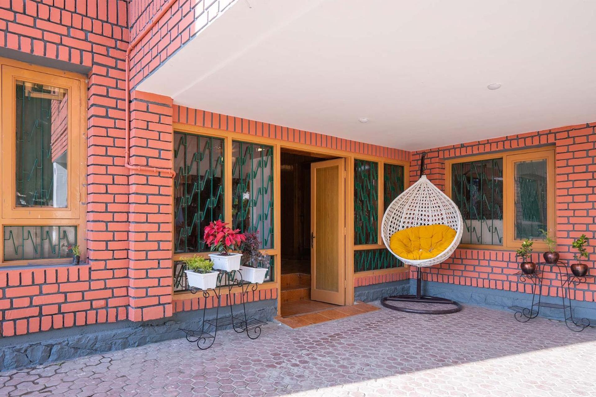 Stayvista At Pinewood Villa - Pet Friendly Villa With Lawn & Pool Table Srīnagar Extérieur photo