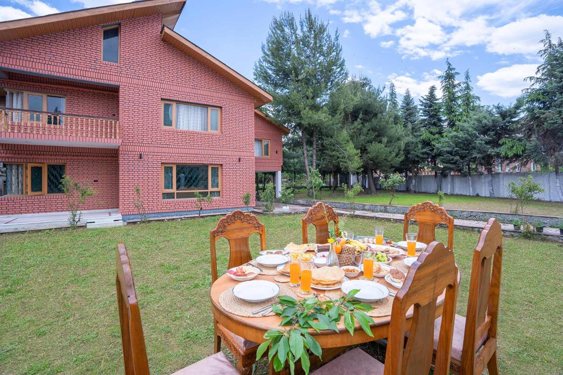 Stayvista At Pinewood Villa - Pet Friendly Villa With Lawn & Pool Table Srīnagar Extérieur photo